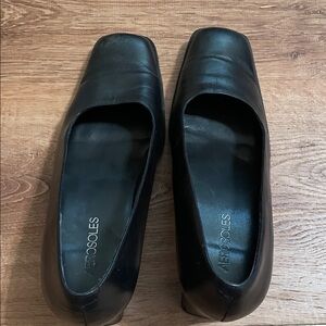 AEROSOLES Women's Black Leather Heels